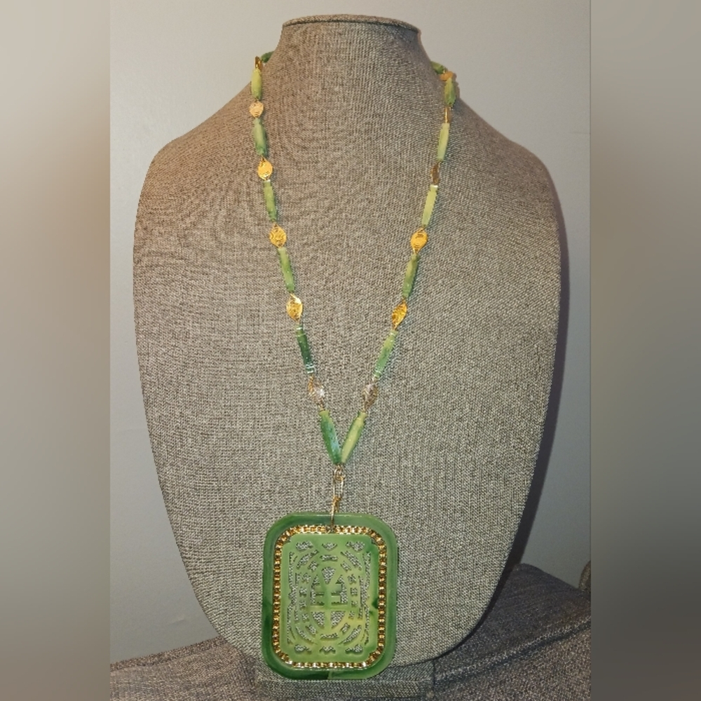 Vintage "Hong Kong" Tourist Jade (Plastic) Necklace, Large Pendant Excellent
